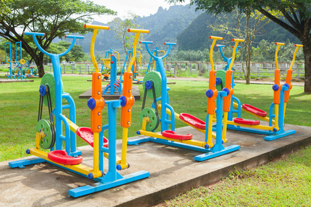 健身器材在公共公園在早上在泰國